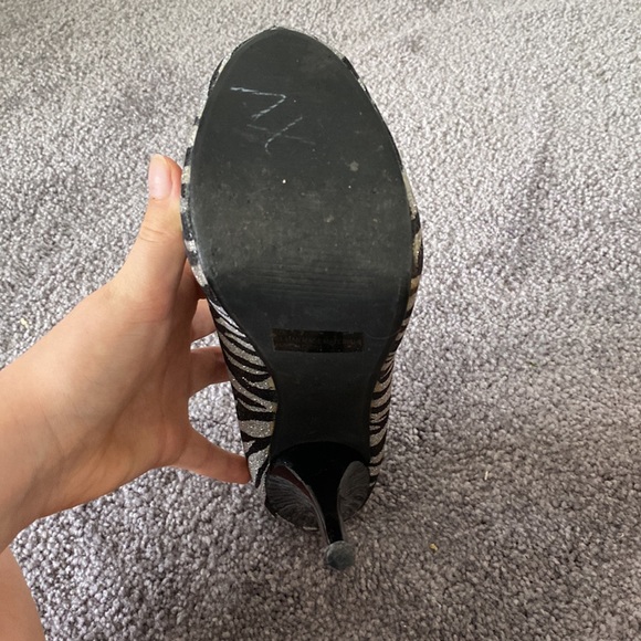 Sparkly zebra high heels - Picture 4 of 5